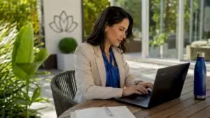 Marketing specialist working on SEO at aesthetic clinic